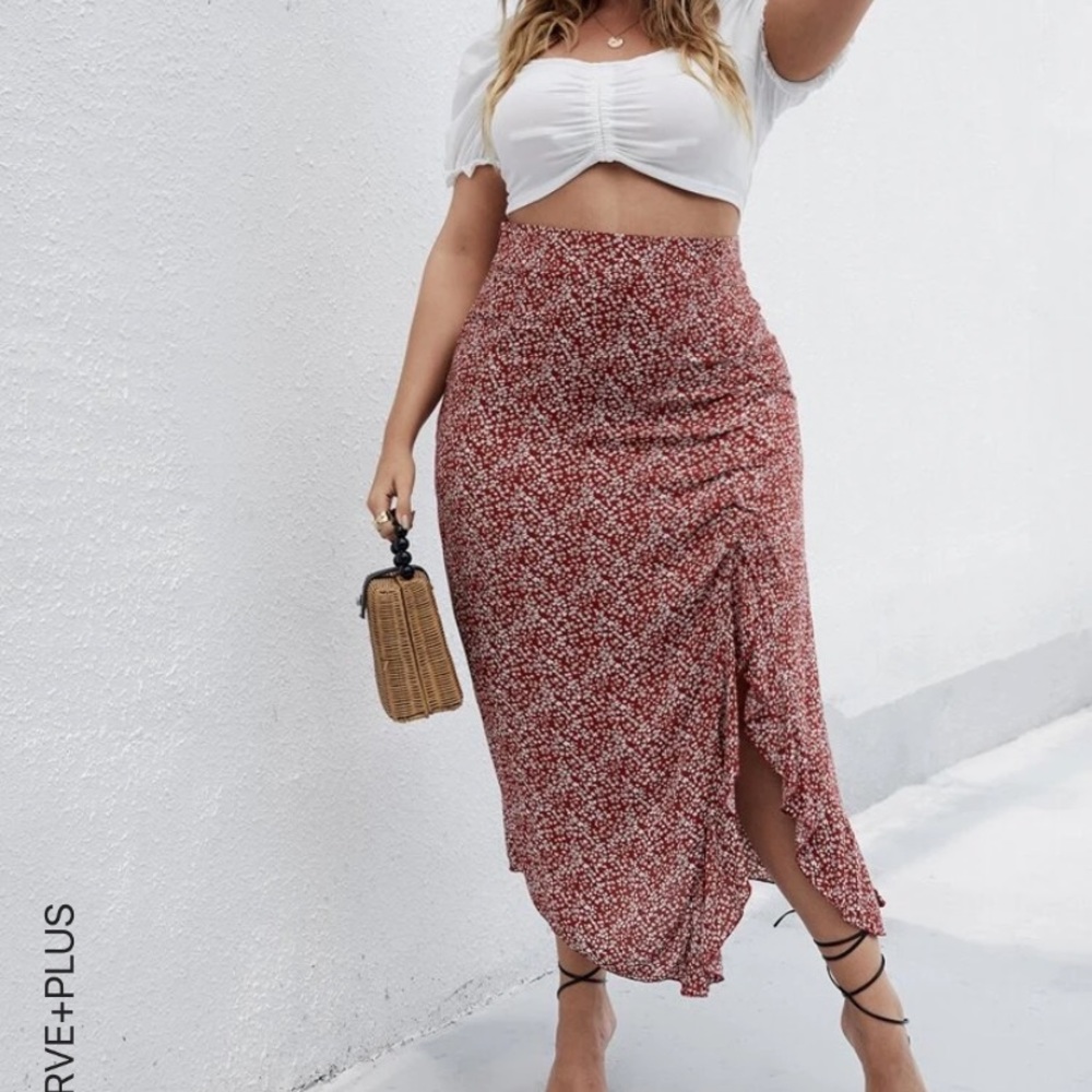 SHEIN Plus Ditsy Floral Ruffle Split Skirt